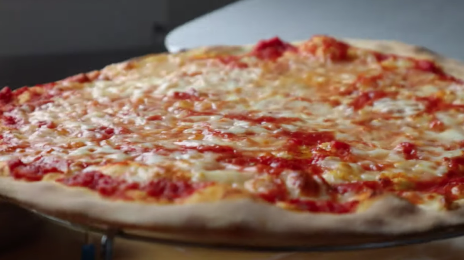Pizza romaine VS napolitaine, quelles différences ? (2025)