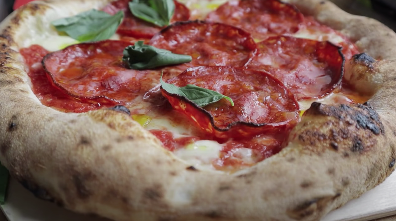 Pizza romaine VS napolitaine, quelles différences ? (2025)